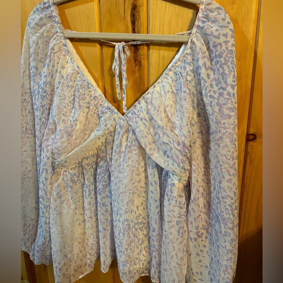 NWT Express Women’s Long-Sleeve Flowy Blouse with Pastel Colors and Pattern - Picture 3 of 9